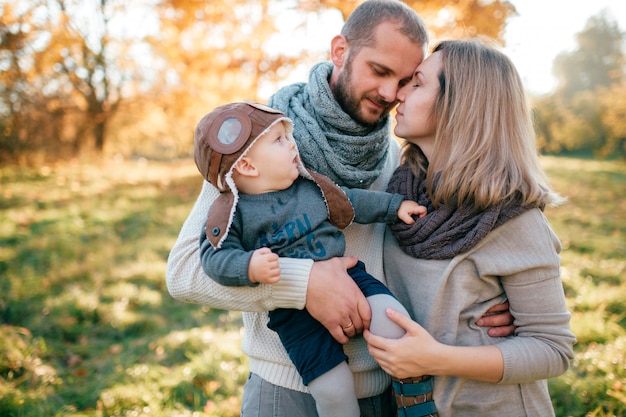 Família elegante com seu bebê no parque outono