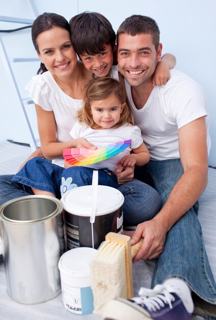 Familia eligiendo colores para pintar nueva casa