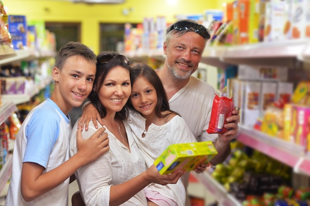 Familia eligiendo productos lácteos