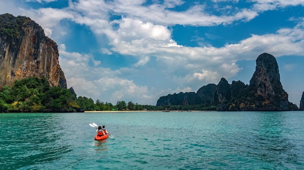 Família em caiaque no mar, mãe e filha remando em caiaque em um passeio de canoa no mar tropical perto das ilhas, diversão e férias ativas com crianças na Tailândia, Krabi