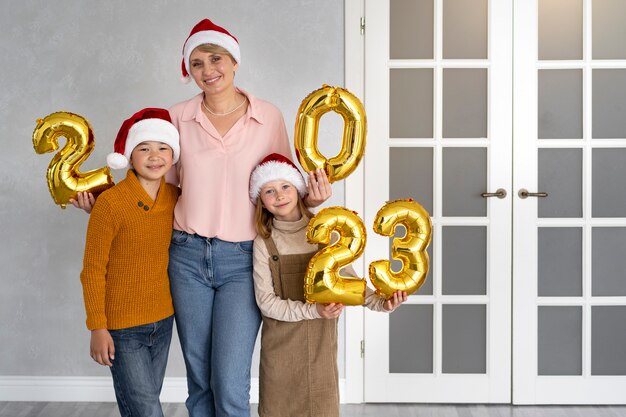 Família em casa comemorando a véspera de ano novo