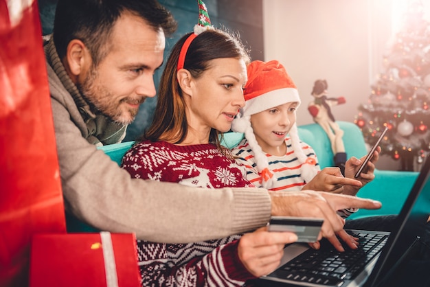 Família em casa, compras on-line