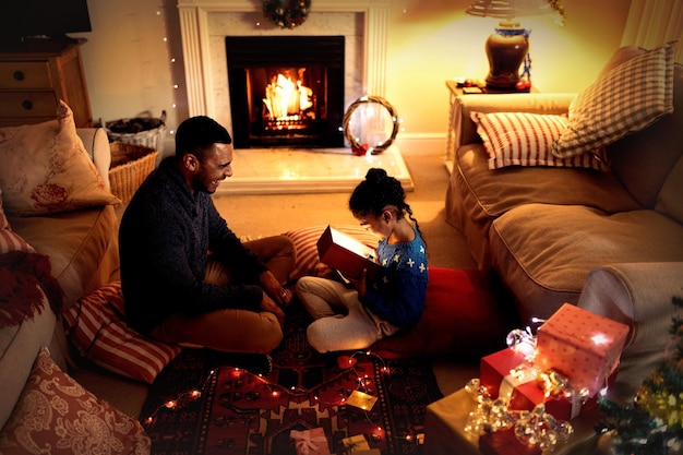 Família em casa na época do natal