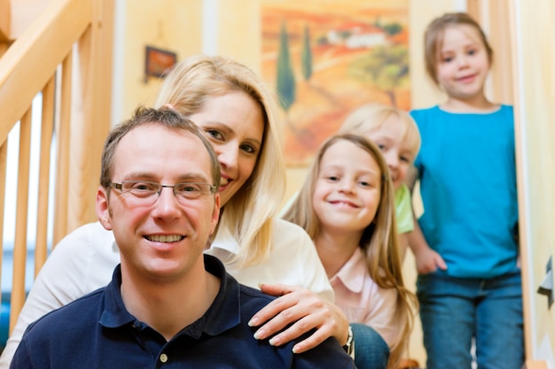 Família em casa na escada