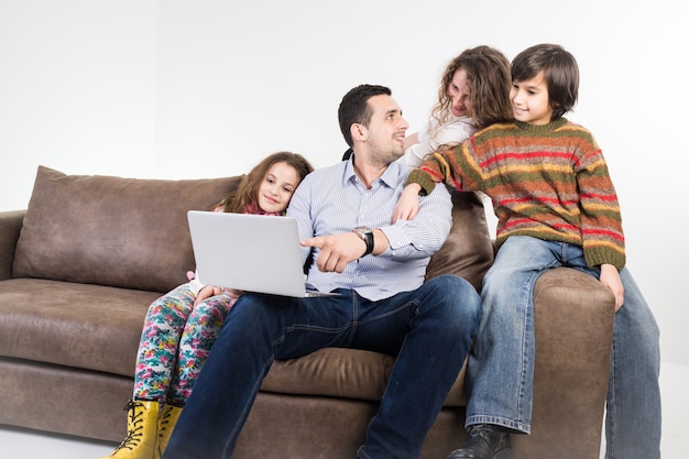 Família em casa sentado no sofá