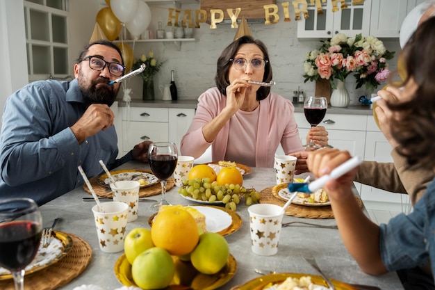 Família em família se divertindo na festa de aniversário