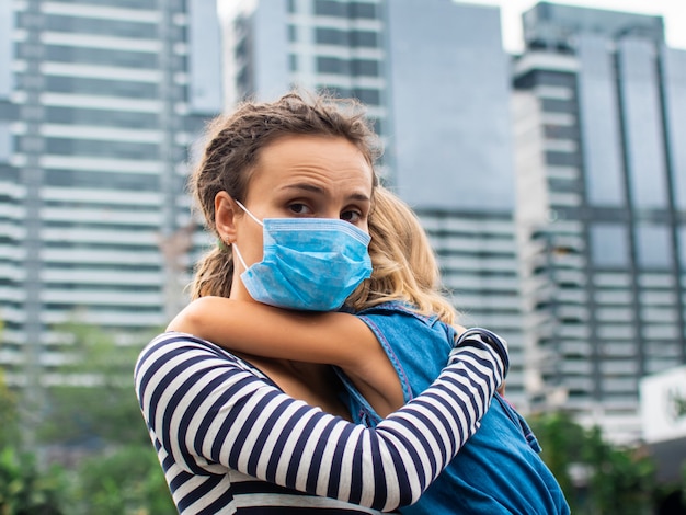 Família em máscaras protetoras