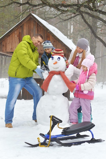 Família em parque de inverno