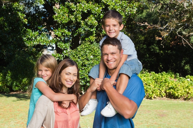 Família em pé na frente das árvores