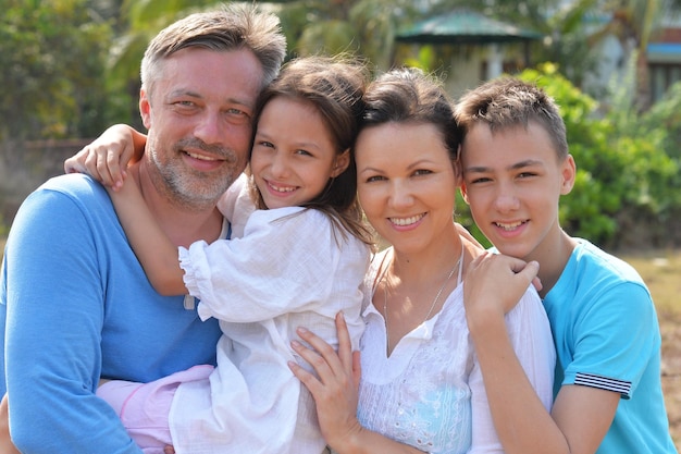 Família em pé na praia