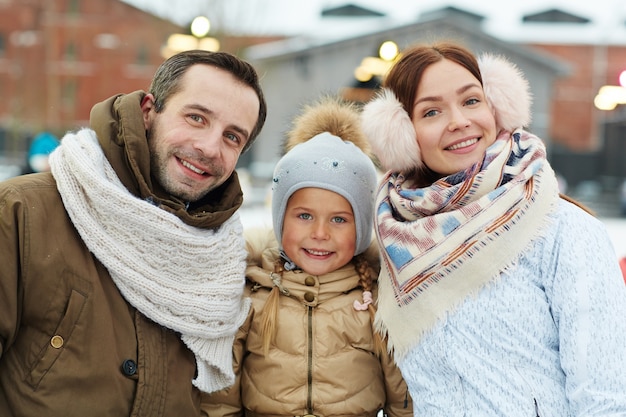 Família em roupas de inverno