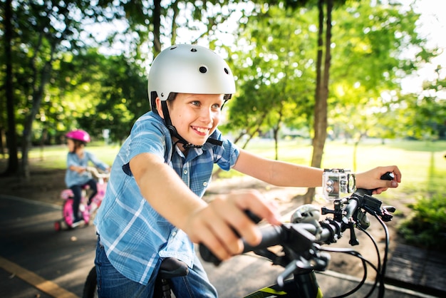 Família em um passeio de bicicleta no parque