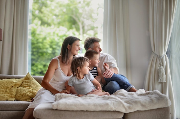 família em um sofá em casa