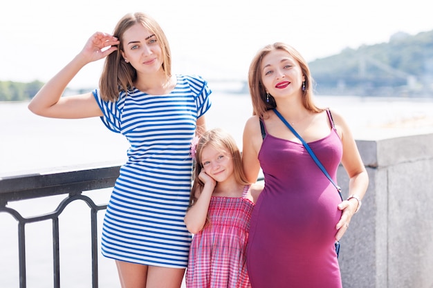 família em uma caminhada no parque