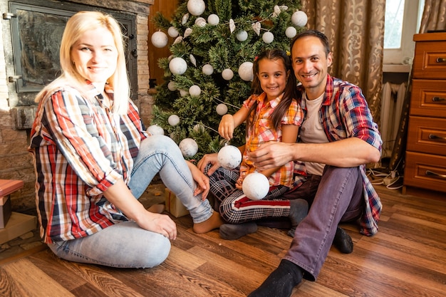Família em uma velha casa de madeira. Lindas decorações de Natal. O clima festivo. Férias de natal.