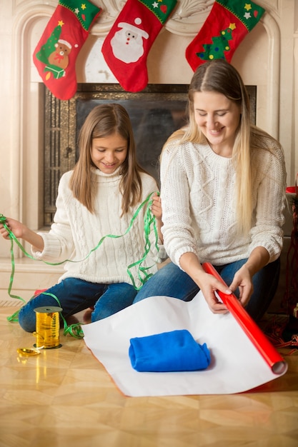 Família embalando e decorando presentes para o natal