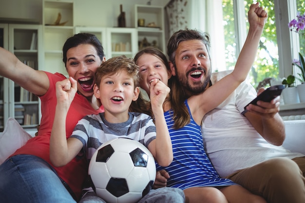 Familia emocionada viendo partido de fútbol