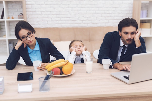 Familia de empresarios tienen pelea en casa.