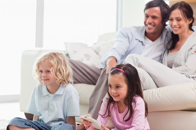 Família encantadora assistindo um filme