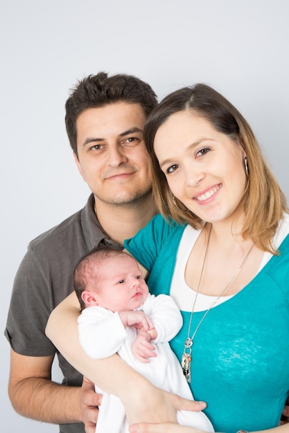 Familia encantadora y feliz con su primer bebé