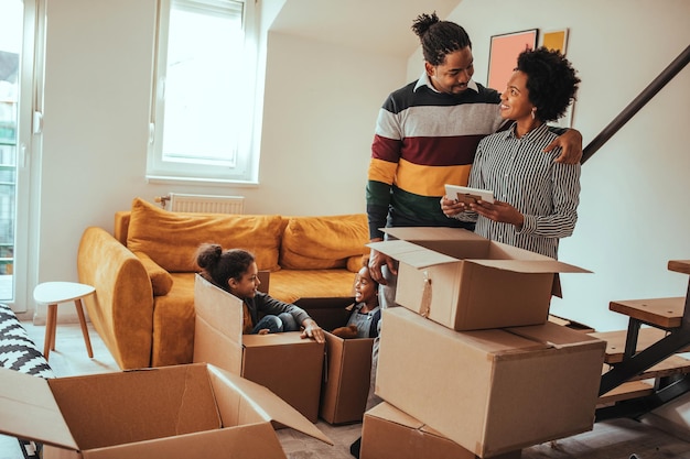 Una familia encantadora se muda a su nuevo apartamento