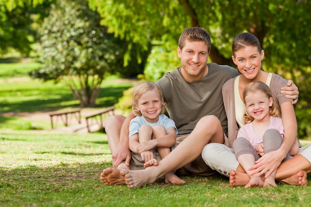 Familia encantadora en el parque