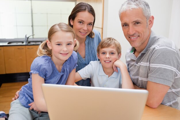 Familia encantadora usando una computadora portátil