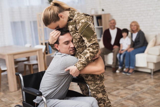 Foto la familia se encuentra con una mujer camuflada en casa.