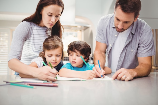 Familia escribiendo en libro