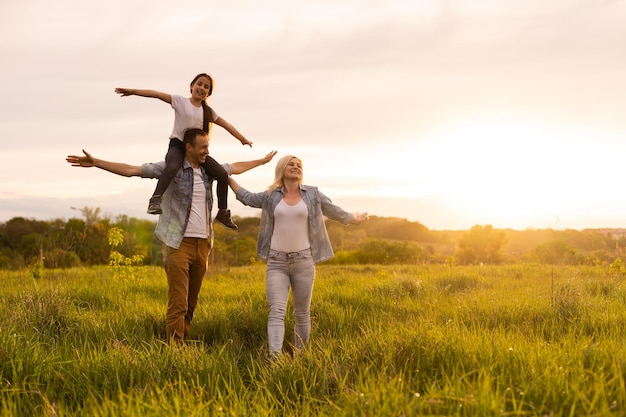 família está andando em um campo.