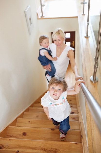 La familia está en la escalera