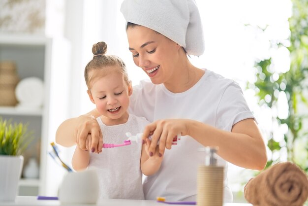 Foto família está escovando dentes