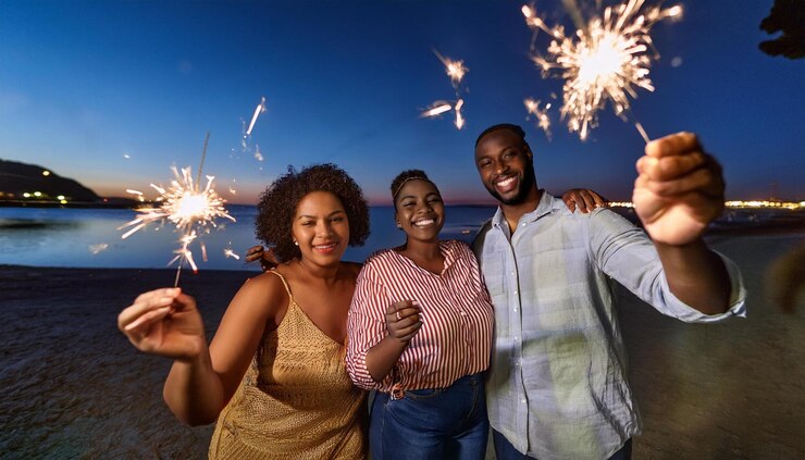 Una familia está felizmente celebrando juntos por la noche con chispas atesorando momentos de alegría