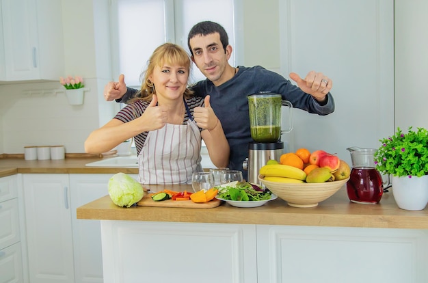 La familia está haciendo batidos en la cocina. Enfoque selectivo. Comida.