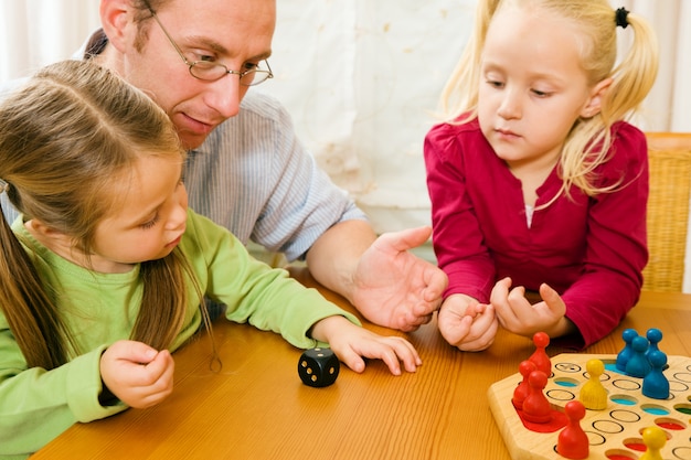 Foto família está jogando ludo juntos