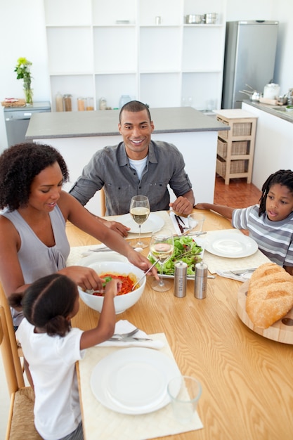 Familia étnica cenando juntos