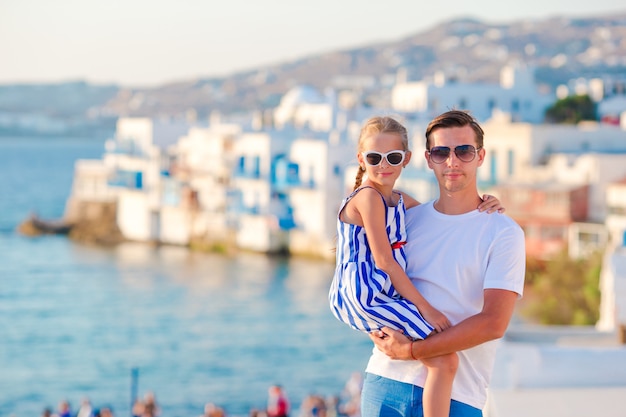 Familia en Europa. Padre y niña en Little Venice en Mykonos