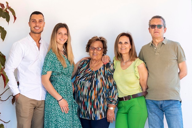 Foto família europeia sorridente feliz sobre fundo branco