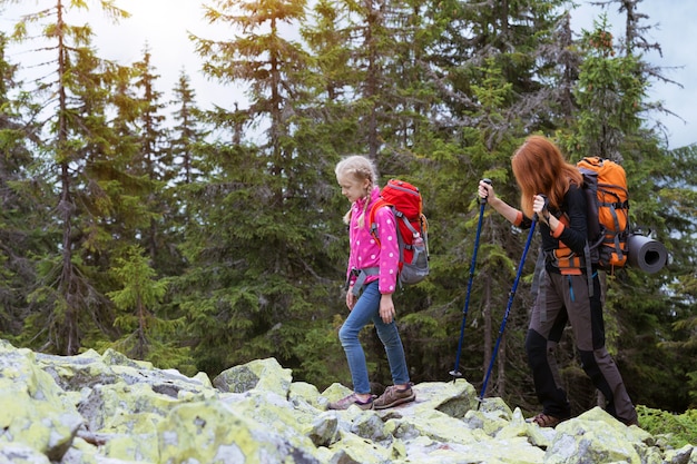 Familia - excursionistas de madre e hija en las montañas de los Cárpatos. gorgany, Ucrania.