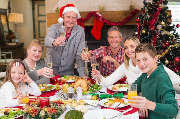 Familia extendida brindando en la cena de navidad