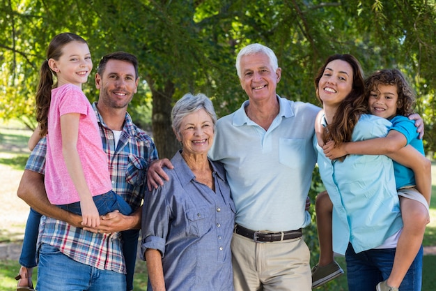 Familia extendida sonriendo a la cámara