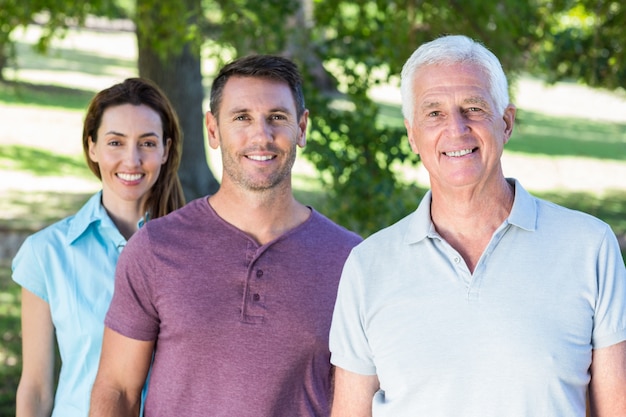 Familia extendida sonriendo en el parque