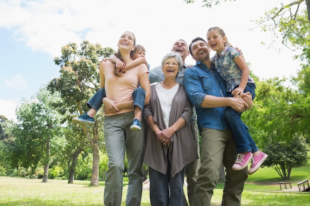 Família extensa alegre no parque