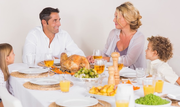 Família, falando, junto, antes de, comer