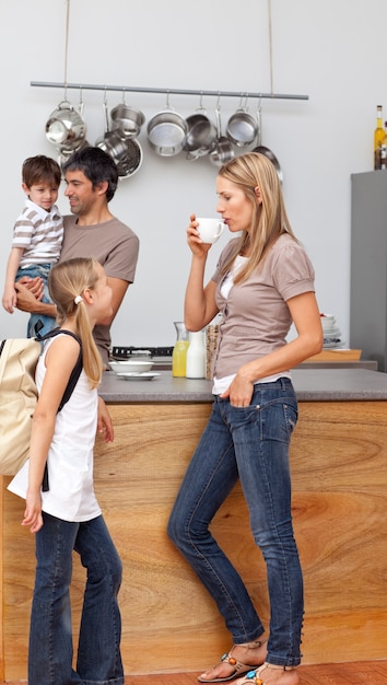 Família falando na cozinha antes da escola