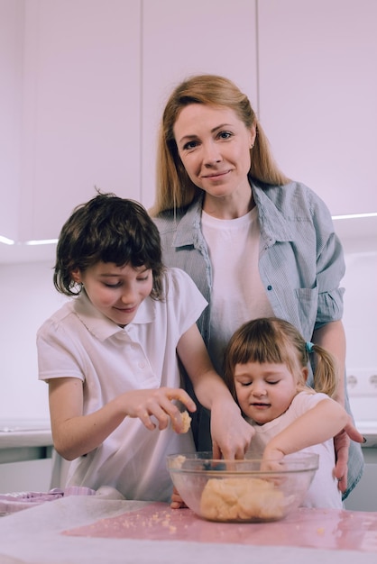 Família faz biscoitos em casa