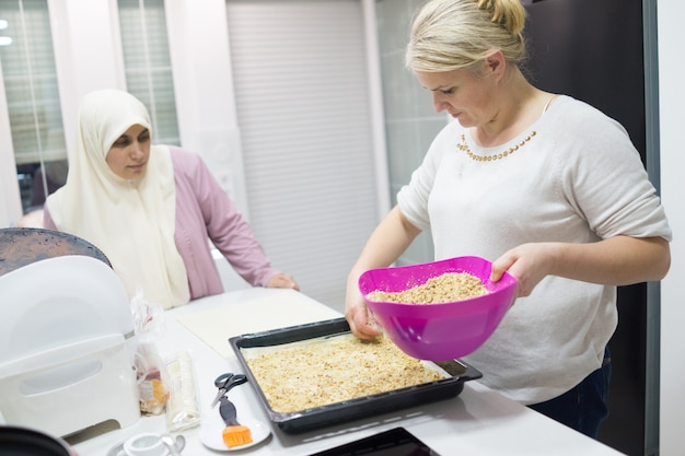 Família fazendo bolo doce tradicional em casa