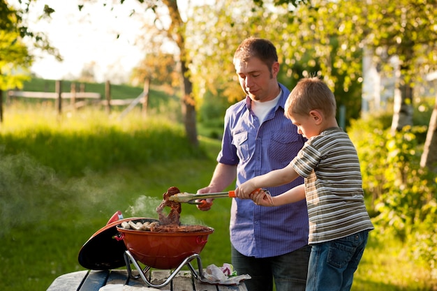 Família fazendo churrasco em seu jardim