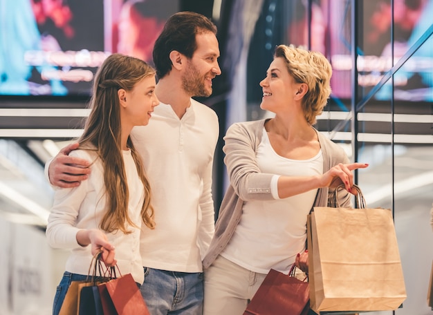 Família fazendo compras