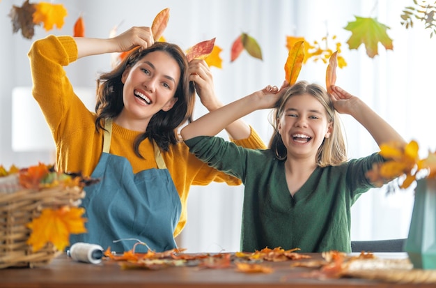 Família fazendo decoração de outono